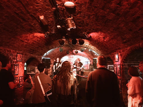 在利物浦的洞穴酒吧和披头士隔空合唱